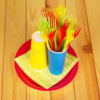 bright-disposable-paper-cups-plastic-forks-plate-alight-wood-background-light-80180324_11zon